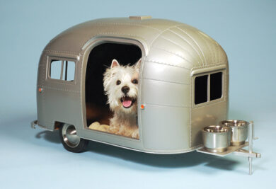 Cama para cachorro em formato de trailer.