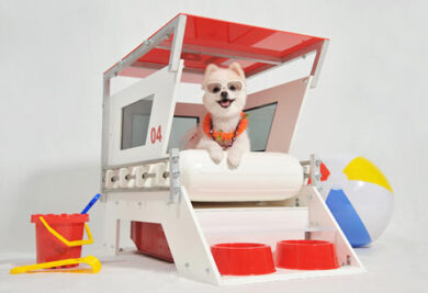 Casinha de cachorro em formato de um posto salva-vidas.