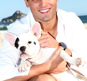 Daniel Rocha posa com cachorrinho.