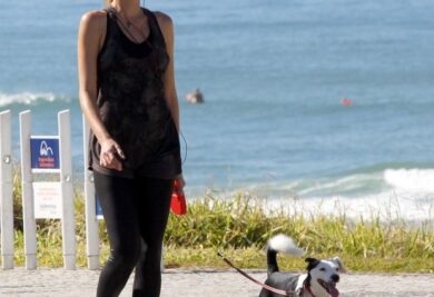  Ellen Jabour e seu cãozinho Pluft. (Foto: Marcos Ferreira / FotoRioNews)