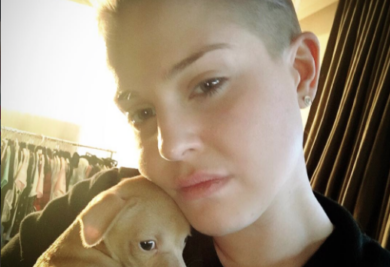 Kelly Osbourne com a cachorrinha que resgatou. (Foto: Reprodução / Instagram)