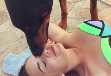 Demi Lovato com o cão Spawn. (Foto: Reprodução / Instagram)
