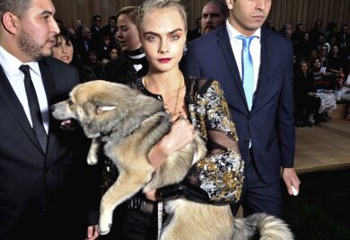 Cara chegou ao desfile da Chanel acompanhada de seu cãosinho Leo. (Foto: Reprodução / Swan Gallet / WWD / REX / Shutterstock)