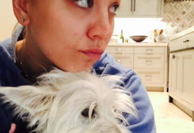 Kaley Cuoco com o cão Chester. (Foto: Reprodução / Instagram)