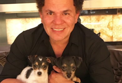 Romero Britto adotou as cachorrinhas no fim de dezembro. (Foto: Reprodução / Instagram)