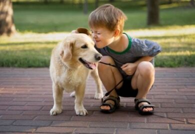 Criança e cachorro - Foto: Freepik
