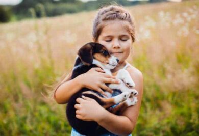 Criança com seu dog - Foto: Freepik